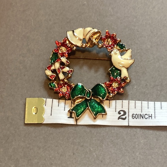 Vintage Enameled Holiday Wreath Pin - Christmas Wreath Brooch - Picture 3 of 3